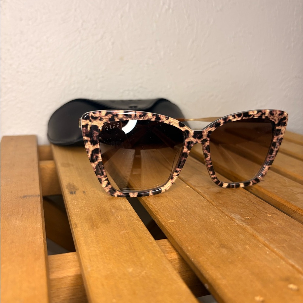 Diff Eyewear Leopard Print Cat-Eye Sunglasses in Tortoise Pink and Brown